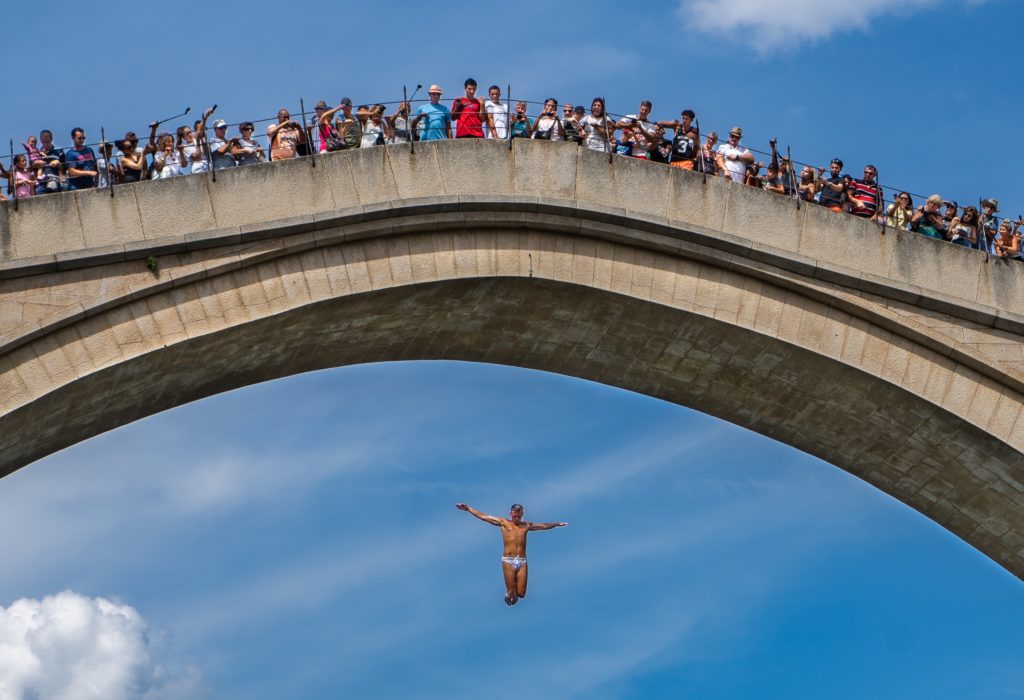 Homme sautant du pont de Mostar