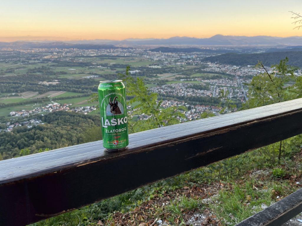 Bière Lasko avec vue sur la Slovénie