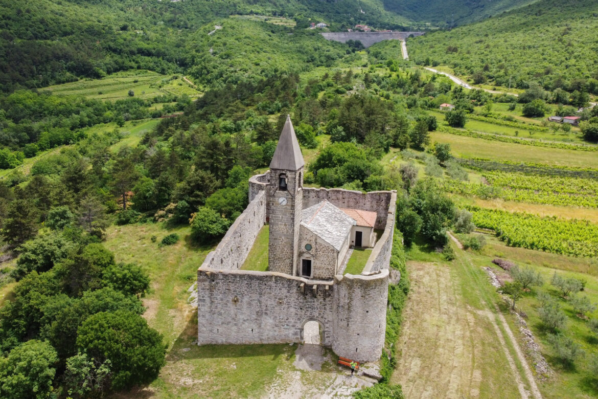 L’église de Hrastovlje, l’église fortifiée cachée de Slovénie