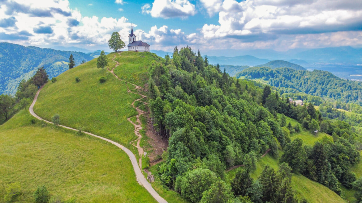 L’église de Sveti Jakob perchée sur une colline en Slovénie