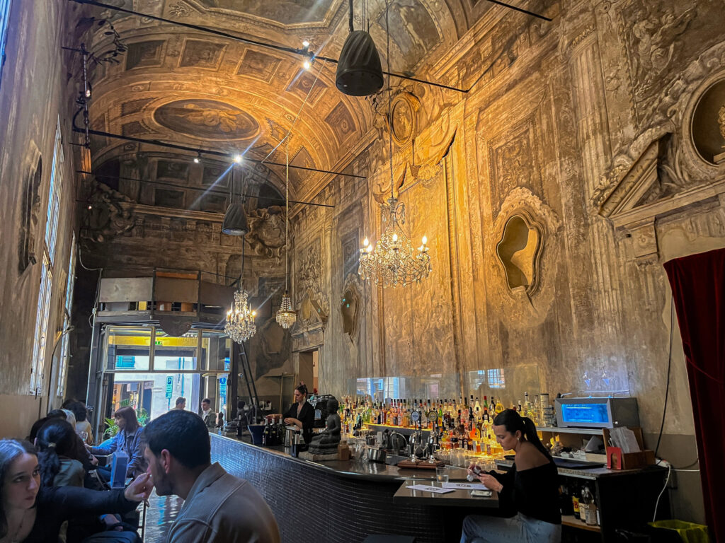 Bar dans une église Bologne