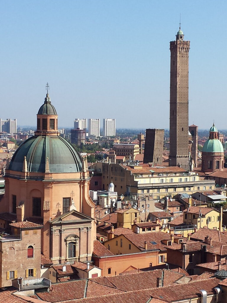 Panorama sur Bologne avec les tours jumelles en fond